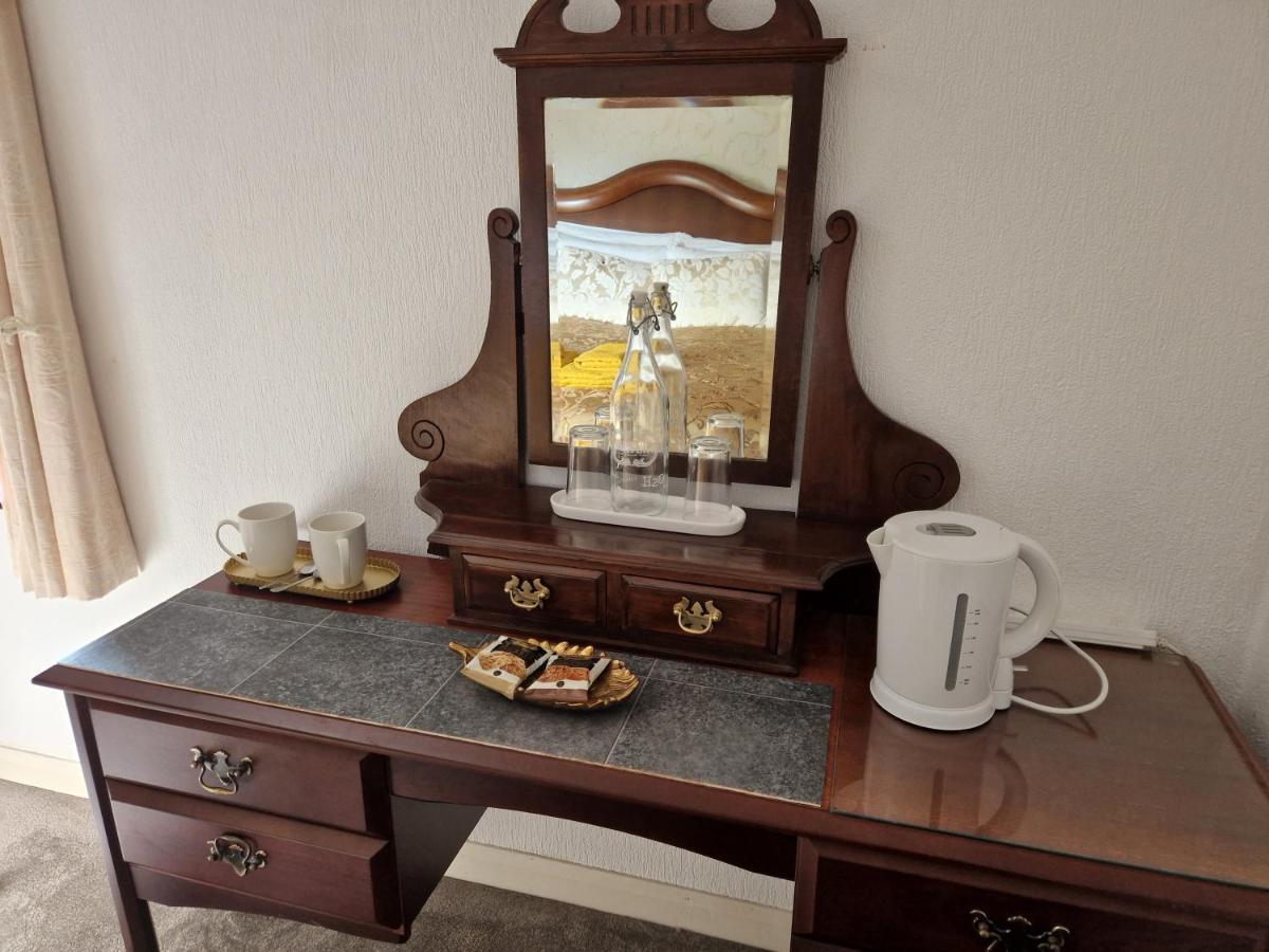 Ty Llew Hotel Llandysilio Ngoại thất bức ảnh